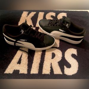 PUMA Smash v2 Sneakers. Size 9